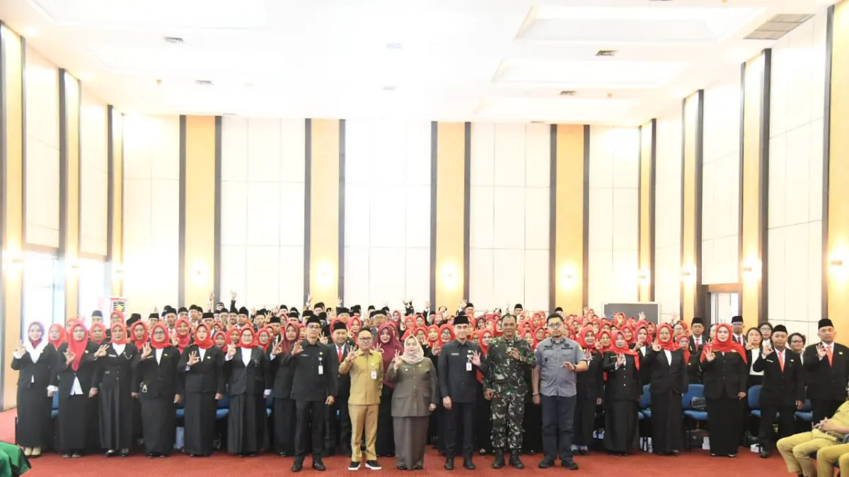 Bupati Bengkalis Kasmarni melantik dan mengambil sumpah jabatan 215 kepala sekolah tingkat TK, SD, dan SMP se-Kabupaten Bengkalis di Ruang Pertemuan Dang Merdu Kantor Bupati Bengkalis, Senin (8/6/2026).