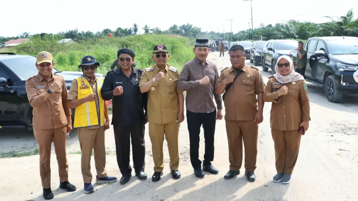 Bupati Simalungun Anton Achmad Saragih meninjau ruas jalan Bandar Tinggi–perbatasan Batubara di Kecamatan Bandar Masilam, Selasa (9/6/2026).