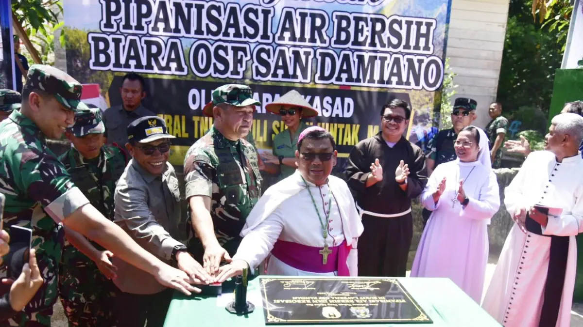 Didampingi Bupati Tapanuli Tengah Masinton Pasaribu, KSAD Jenderal TNI Maruli Simanjuntak meresmikan proyek pipanisasi air bersih di Biara OSF San Damiano, Kecamatan Pandan, Senin (8/6/2026).