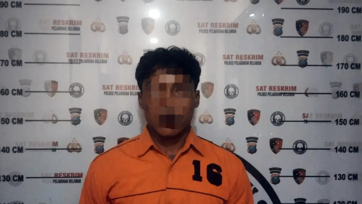 Dua tersangka pencurian dengan kekerasan yang merampok sopir truk di Jalan Tol Belmera diamankan Satreskrim Polres Pelabuhan Belawan bersama barang bukti hasil kejahatan.