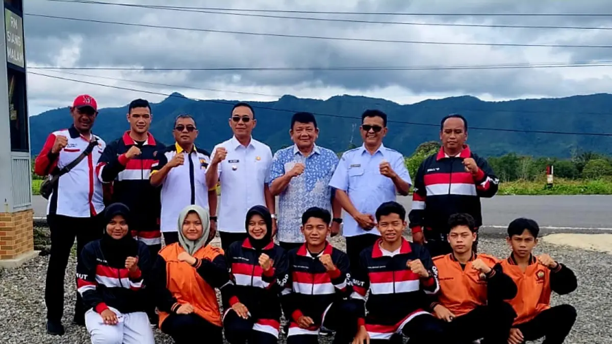 Gus Irawan dan Ketua KONI Sumut beserta karateka dan ofisial usai kejuaraan Malaysia Open 2026, Rabu (10/6/2026). (Samman/MetroDaily)