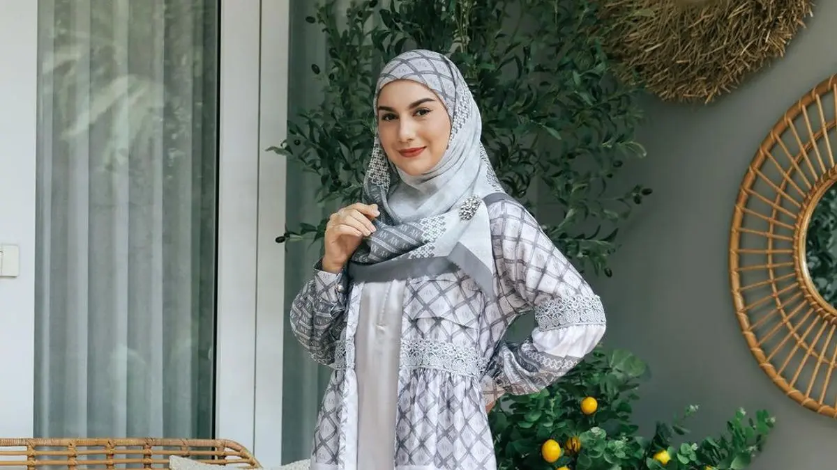  Irish Bella mengaku hampir selalu bersama suami dan saling mendukung aktivitas masing-masing. 