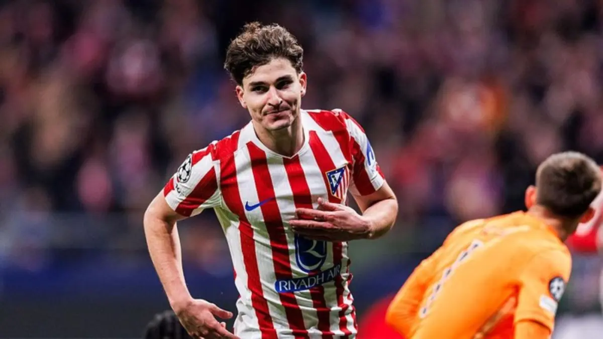  Julian Alvarez menjadi pusat perhatian setelah Atletico Madrid menolak tawaran 150 juta euro dari Real Madrid. Penolakan itu bahkan memicu perang sindiran antara dua rival sekota tersebut. 