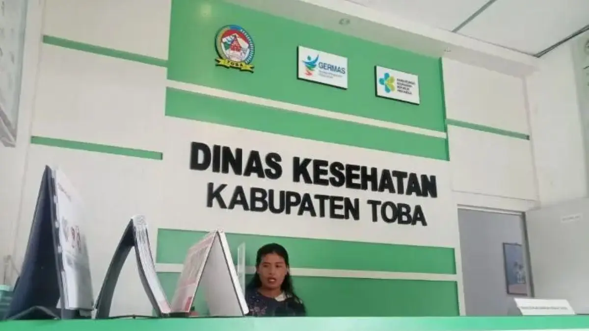 Kantor Dinas Kesehatan Kabupaten Toba. Dinkes memastikan seluruh tenaga kesehatan di Kabupaten Toba telah menerima vaksin Campak Rubela (MR) 