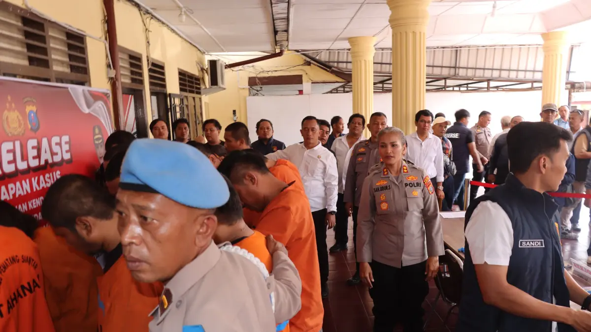  Kapolres Pematangsiantar AKBP Sah Udur Togi Marito Sitinjak memimpin press release pengungkapan kasus curas, curat, curanmor, dan narkotika periode Januari–Mei 2026 di Mapolres Pematangsiantar, Selasa (9/6/2026). 