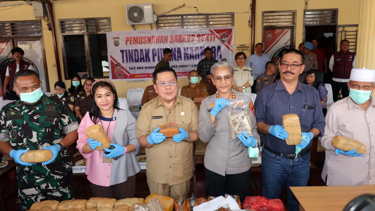  Kapolres Pematangsiantar bersama unsur Forkopimda memusnahkan barang bukti narkotika berupa 77 kg ganja dan 1,1 kg sabu di Mapolres Pematangsiantar, Selasa (9/6/2026). 