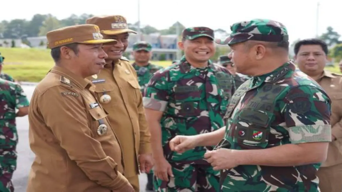 Kepala Staf TNI Angkatan Darat (Kasad) Maruli Simanjuntak bersama Ketua Umum Persit Kartika Chandra Kirana tiba di Bandara Internasional Bandara Internasional Silangit saat melakukan kunjungan kerja ke Tapanuli Utara, Senin (8/6/2026).