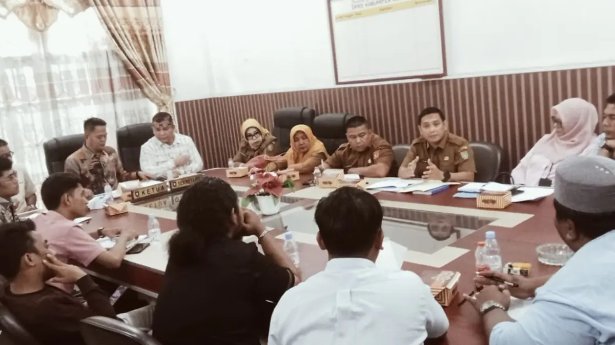 Komisi C DPRD Asahan menggelar rapat dengar pendapat (RDP) bersama Koalisi Aktivis dan Nelayan Bersatu untuk membahas polemik tambak kerang di wilayah pesisir Kabupaten Asahan, Selasa (9/6/2026).