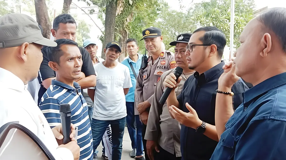  Massa Pemuda Mandiri Peduli Rakyat Indonesia (PMPRI) Kabupaten Asahan menggelar aksi unjuk rasa di depan Kantor PTPN IV Regional II, Jalan Letjen Suprapto, Medan, Selasa (9/6/2026), menuntut evaluasi vendor proyek yang diduga terindikasi praktik KKN. 