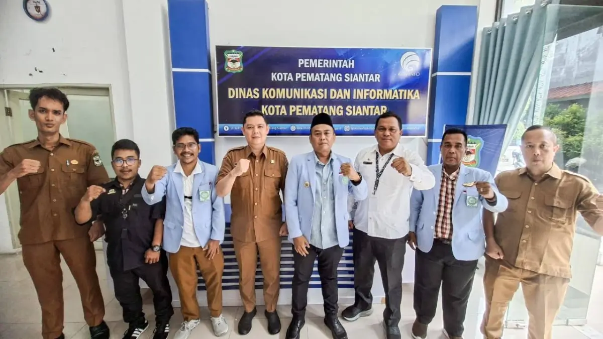 Panitia Festival Anak Sholeh Indonesia (FASI) XIII Sumut berfoto bersama Kepala Dinas Kominfo Kota Pematangsiantar Johannes Sihombing usai melakukan koordinasi pelaksanaan kegiatan di Pematangsiantar.
