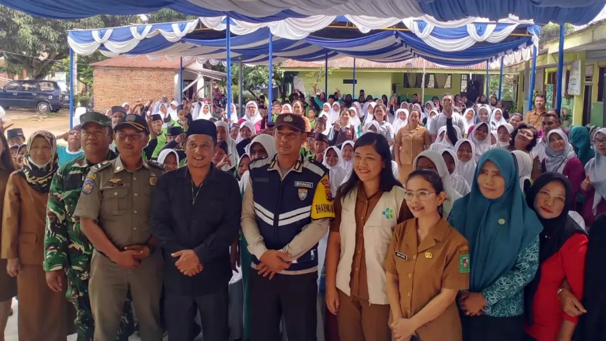  Para siswa MIS Andalusia mengikuti Kampanye dan Penggerakan Masyarakat Hidup Sehat yang digelar Dinas Kesehatan Kabupaten Simalungun di Nagori Dolok Maraja, Kecamatan Tapian Dolok, Selasa (9/6/2026). 