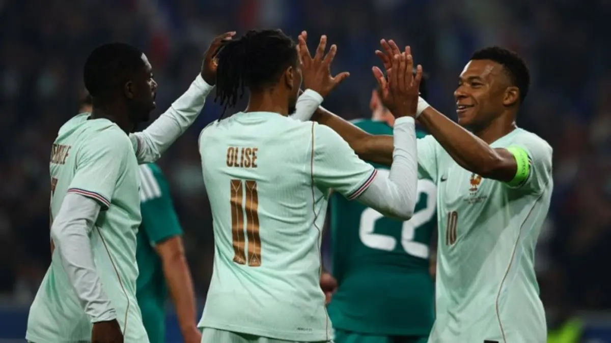 Pemain Timnas Prancis Michael Olise merayakan salah satu dari tiga gol yang dicetaknya saat membawa Les Bleus mengalahkan Irlandia Utara 3-1 dalam laga uji coba jelang Piala Dunia 2026.