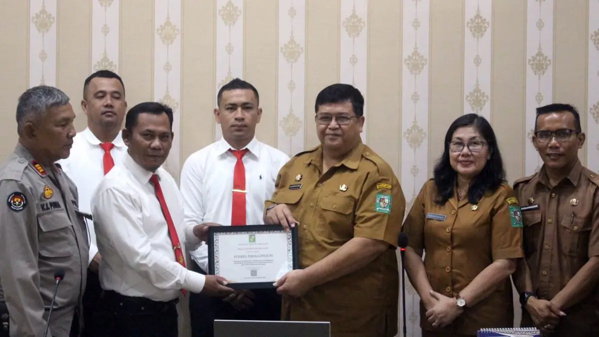 Pemkab Simalungun menyerahkan piagam penghargaan kepada Sat Narkoba Polres Simalungun atas keberhasilan Operasi Antik Toba 2026 di ruang kerja Sekda Simalungun, Selasa (9/6/2026).
