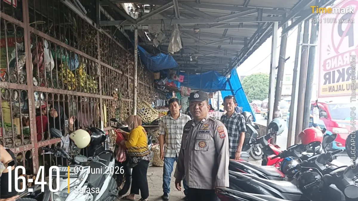  Personel Polsek Siantar Barat melaksanakan patroli jalan kaki di kawasan Pasar Horas, Kelurahan Dwikora, Kota Pematangsiantar, Selasa (9/6/2026). 