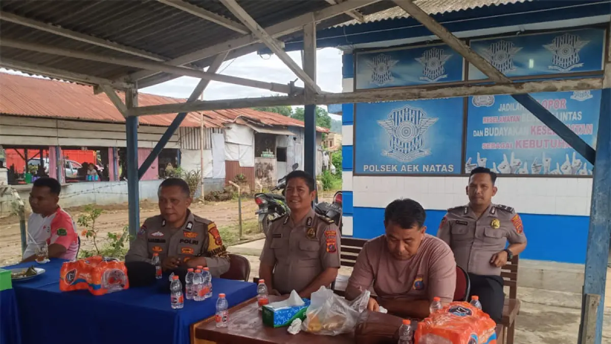 Personil Polsek Aek Natas menggelar donor darah.