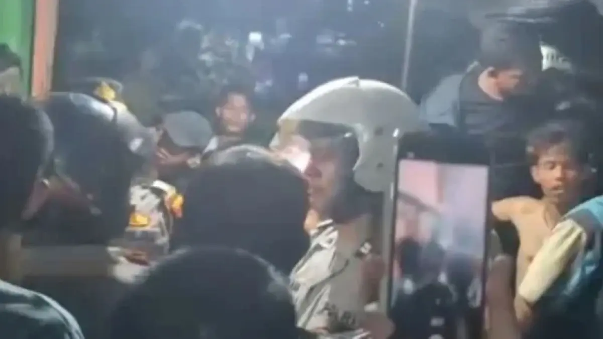 Petugas Polres Sibolga mengamankan pria berinisial EN (38) yang diduga melakukan tindak asusila terhadap anak di bawah umur. Pelaku nyaris diamuk massa saat dievakuasi dari rumahnya, Senin (8/6/2026) malam.