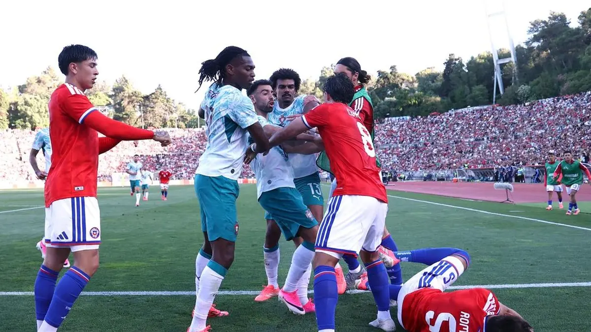 Rafael Leao menerima kartu merah saat Portugal menghadapi Chile dalam laga uji coba internasional. Aksi emosional sang penyerang membuatnya terancam absen pada fase grup Piala Dunia 2026.
