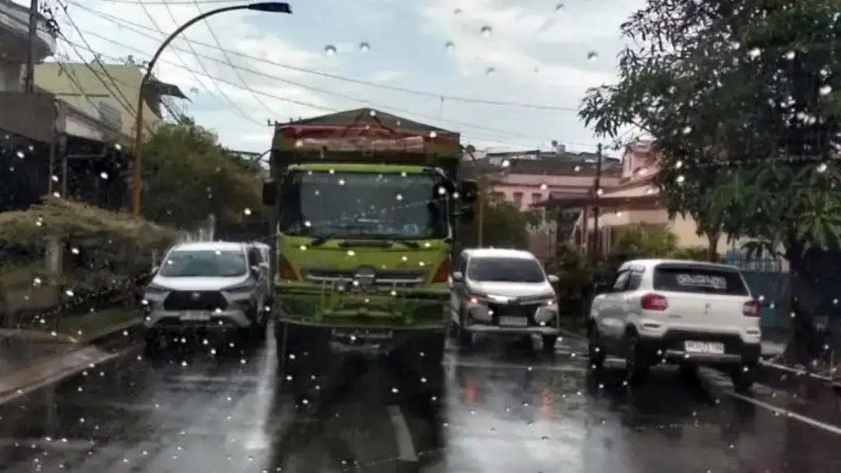 Satu unit truk tronton melakukan aktivitas bongkar muat di badan Jalan Mesjid, Kelurahan Pasar Baru, Kota Sibolga.