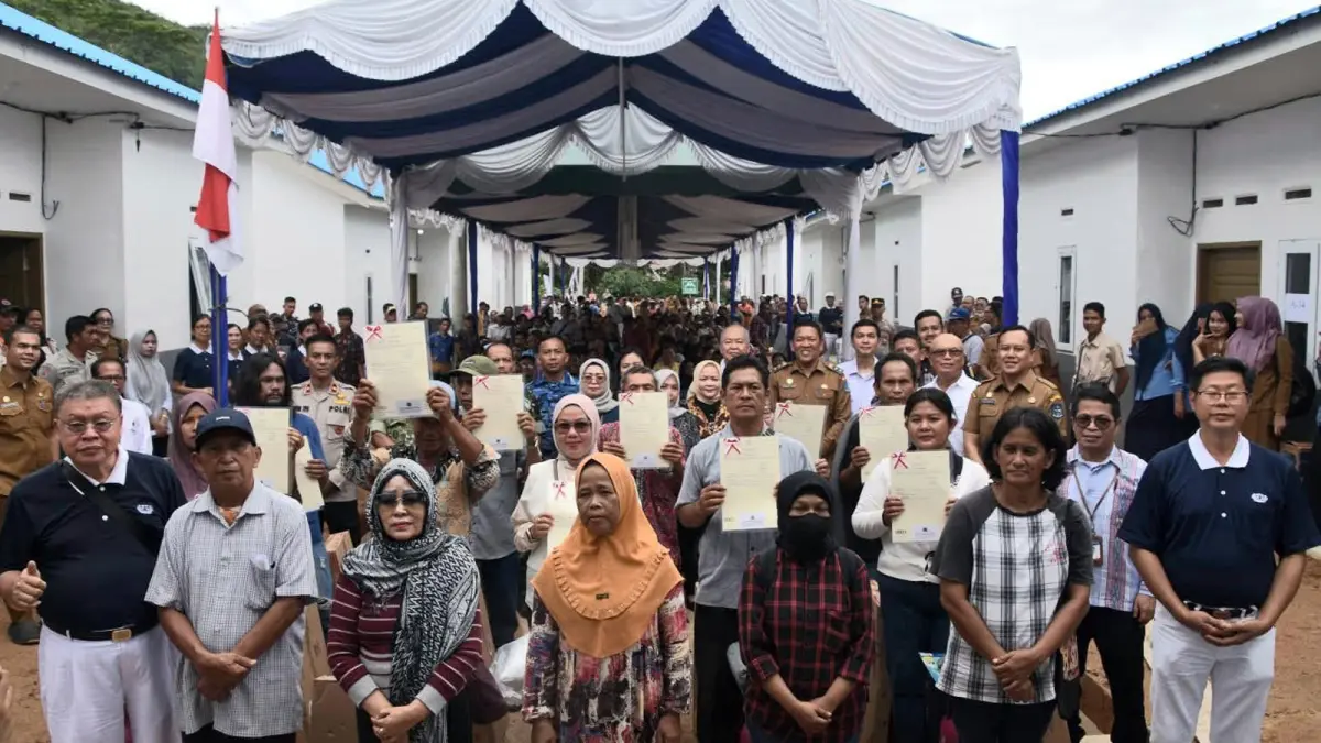 Sebanyak 114 warga korban bencana alam di Kota Sibolga menerima kunci dan Sertifikat Hak Milik (SHM) hunian tetap (huntap) yang dibangun melalui kolaborasi pemerintah dan Yayasan Buddha Tzu Chi Indonesia, Selasa (9/6/2026). 