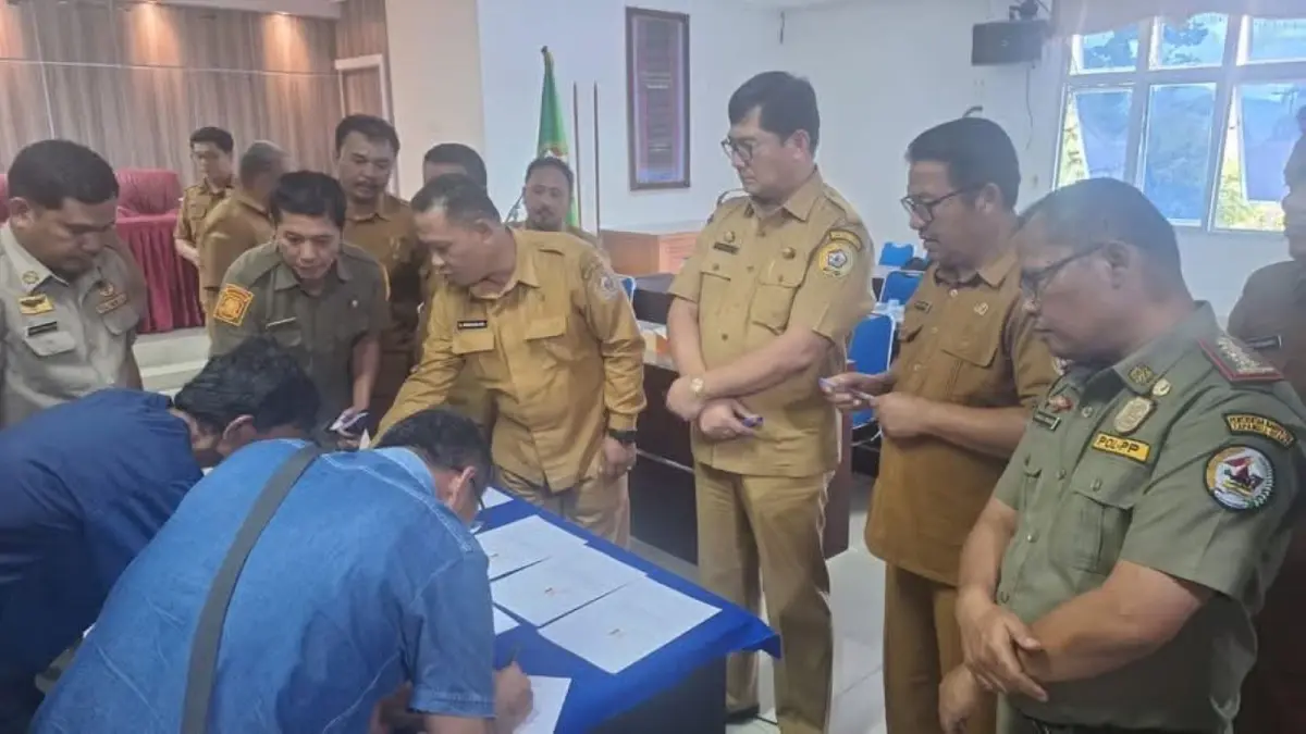 Sekdakab Tapanuli Utara Hendry MM Sitompul memimpin penandatanganan Berita Acara Penutupan Tangkahan Pasir Galian C ilegal di Kantor Bupati Taput, Senin (8/6/2026).