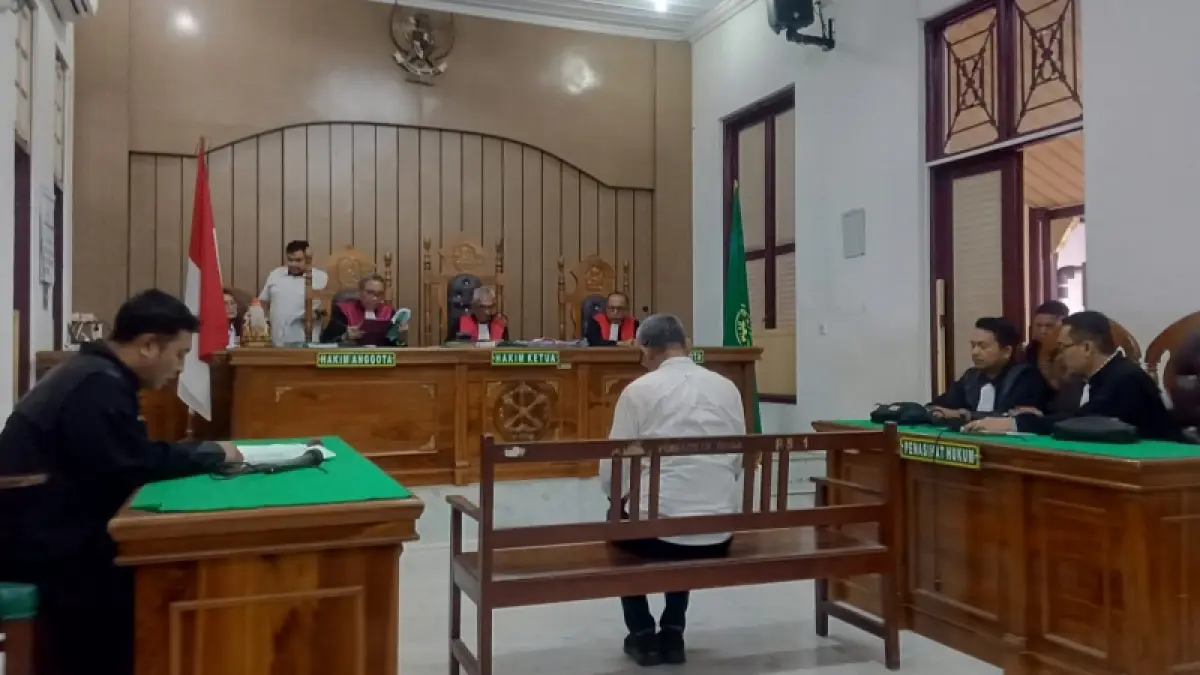  Terdakwa M Eslo Simanjuntak mendengarkan pembacaan tuntutan Jaksa Penuntut Umum dalam sidang dugaan korupsi penguasaan dan penyewaan lahan milik PTPN IV Regional II di Pengadilan Tipikor Medan. 