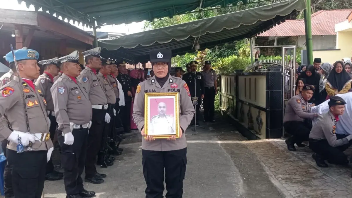 Wakapolres Tanjungbalai Kompol M.P. Pardede memimpin upacara pemakaman kedinasan Kasat Binmas Polres Tanjungbalai AKP Zainuddin di Taman Makam Pahlawan Kabupaten Asahan, Senin (8/6/2026).