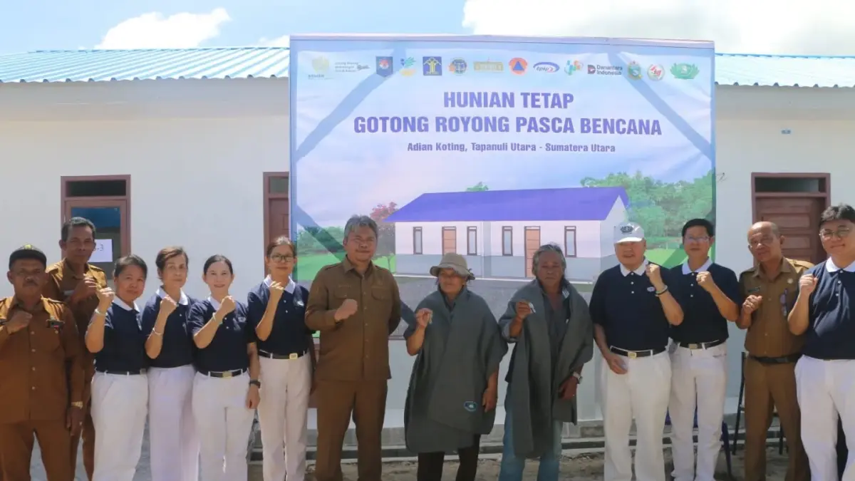 Wakil Bupati Tapanuli Utara Deni Parlindungan Lumbantoruan bersama Ketua Yayasan Buddha Tzu Chi Sumatra Utara Mujianto menyerahkan kunci hunian tetap kepada warga penerima manfaat di Desa Dolok Nauli, Kecamatan Adian Koting.