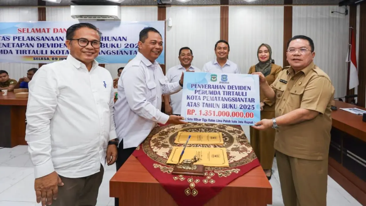  Wali Kota Pematangsiantar Wesly Silalahi menerima penyerahan dividen secara simbolis dari Perumda Air Minum Tirta Uli Tahun Buku 2025 sebesar Rp1,351 miliar. 
