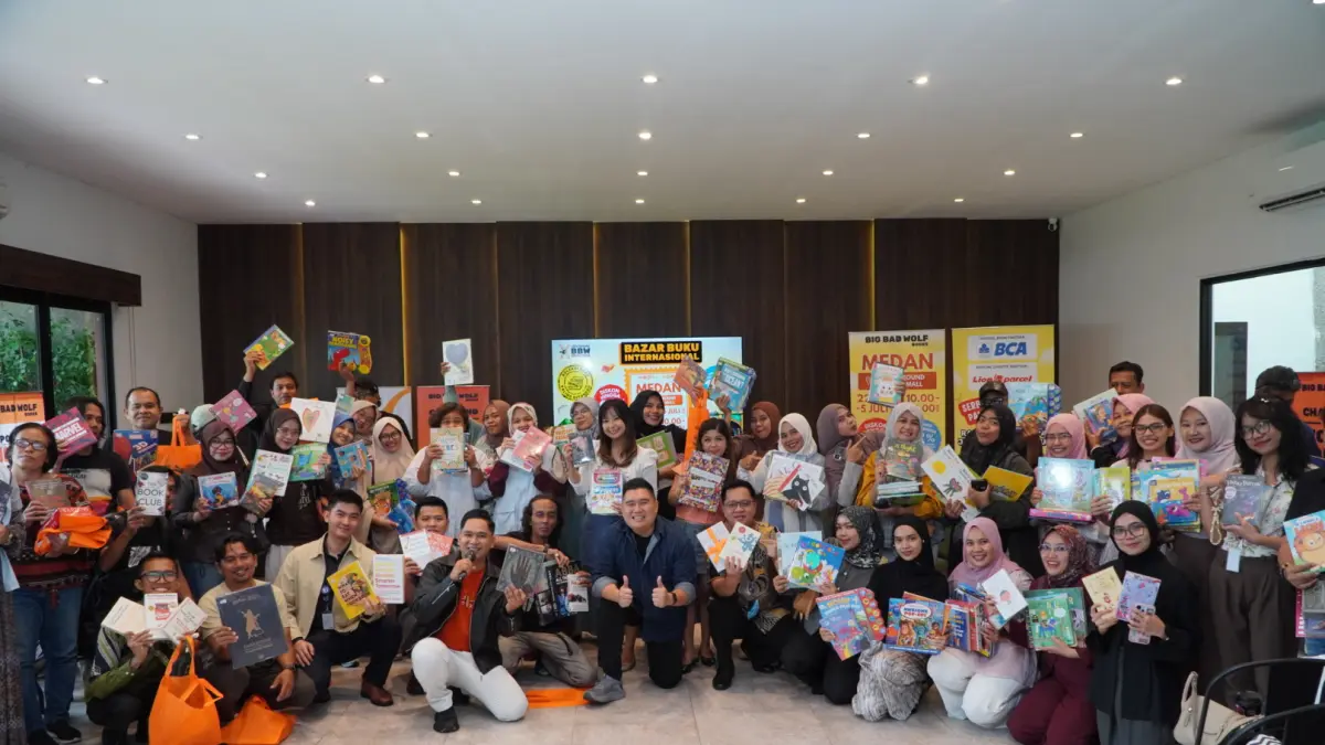 Perwakilan Big Bad Wolf Books Indonesia bersama mitra dan komunitas literasi berfoto bersama usai konferensi pers pelaksanaan Big Bad Wolf Books Medan 2026 di Medan, Kamis (11/6/2026).