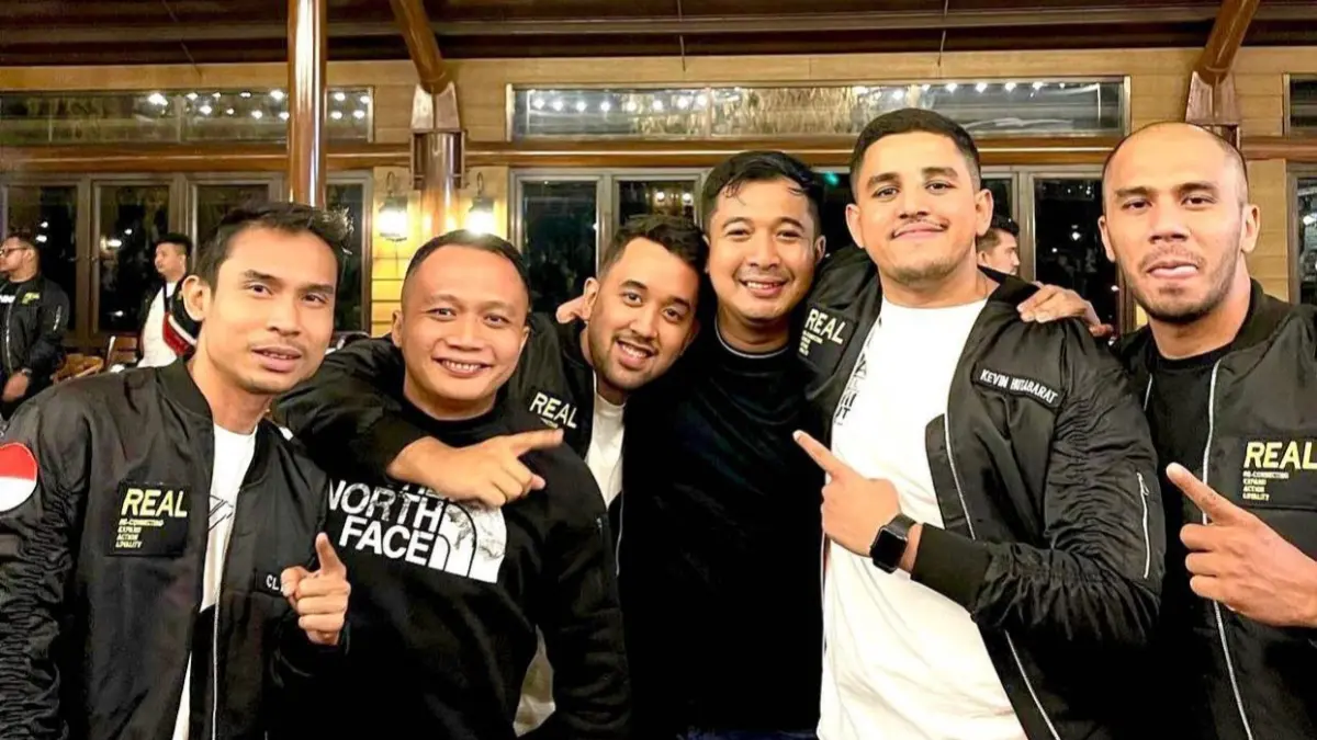 Halid Rahman (kedua dari kiri) bersama Ade Jona (tengah) dalam satu kesempatan di HIPMI Sumut. (Ist)