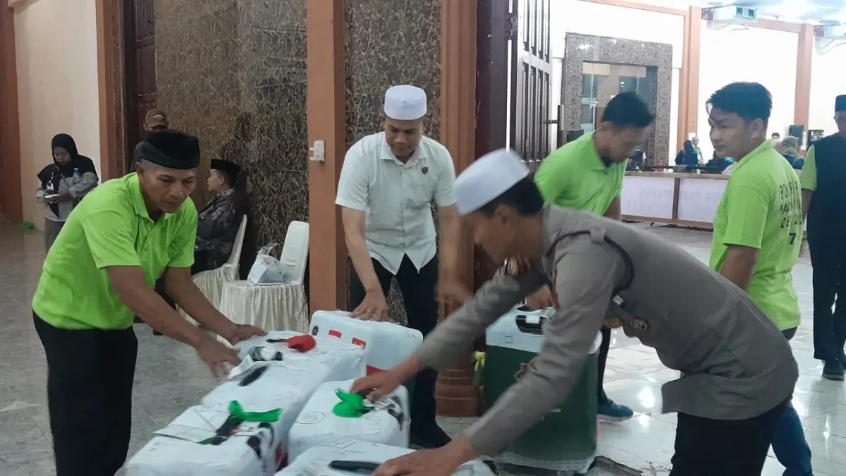 Personil Polda Sumut menyambut kepulangan jamaah Haji kloter IX.