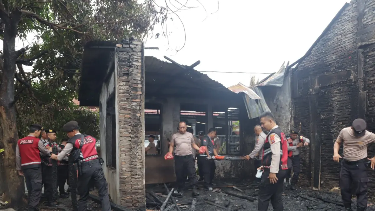 Sejumlah personel kepolisian terlihat di lokasi bekas kebakaran di Jalan Bakti Lama.