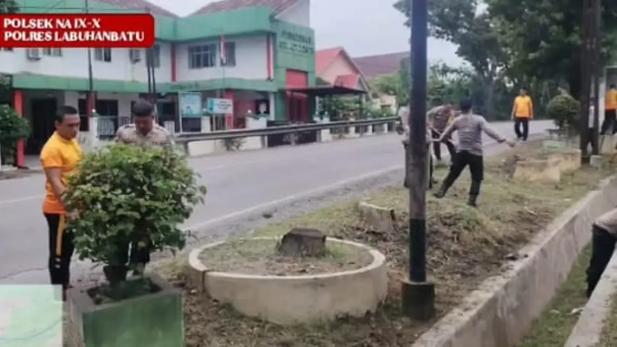 Kapolsek Na IX-X AKP Gunawan Sinurat, bersama seluruh personel Polsek Na IX-X melaksanakan kegiatan gotong royong kebersihan.