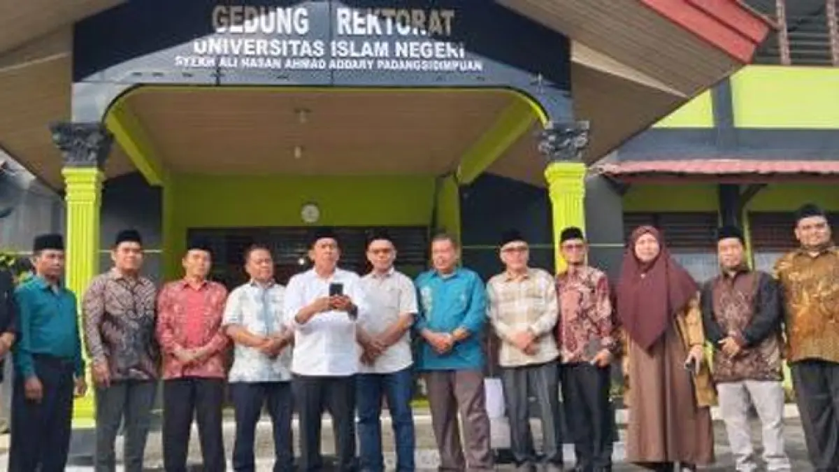 Rektor UIN Syahada Padangsidimpuan, Prof. H. Sumper Mulia Harahap didampingi para Wakil Rektor, Kepala Biro dan unsur pimpinan lainnya.