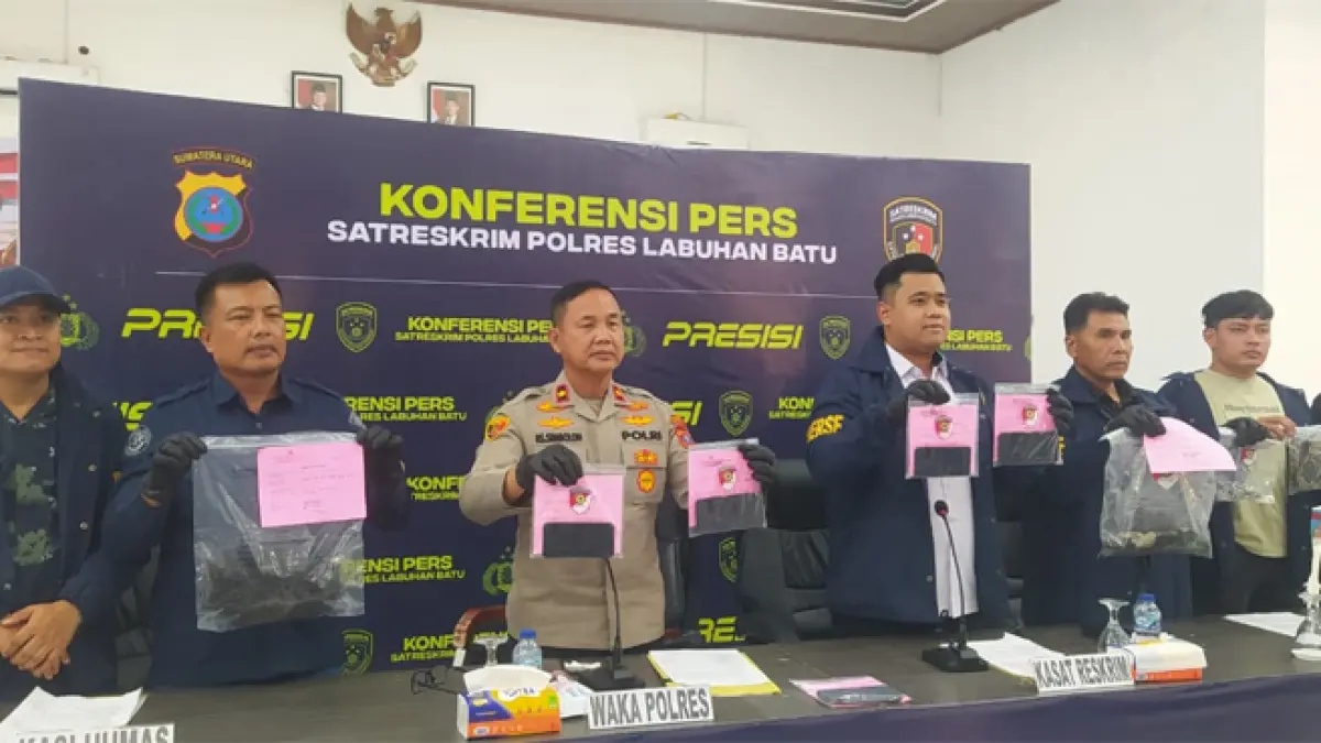 Wakapolres Labuhanbatu KOMPOL P.S Simbolon, SH (tiga dari kiri) saat memaerkan barang bukti milik pelaku pembakaran barbershop di Rantauprapat. (foto: Budi)
