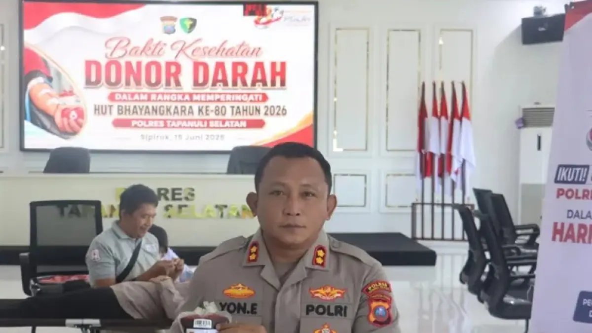 Kapolres Tapsel AKBP Yon Edi Winara bersama personel gelar bakti kesehatan donor darah, Senin, (15/6/2026).
