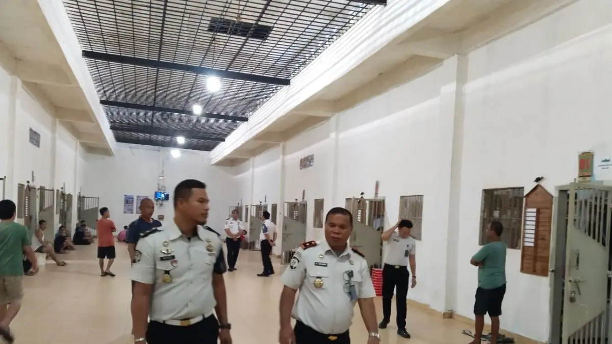 Kepala Lapas Kelas IIB Gunungsitoli Sahat Bangun, didampingni Ka.KPLP Makhriza saat melakukan kontrol keliling di blok hunian.