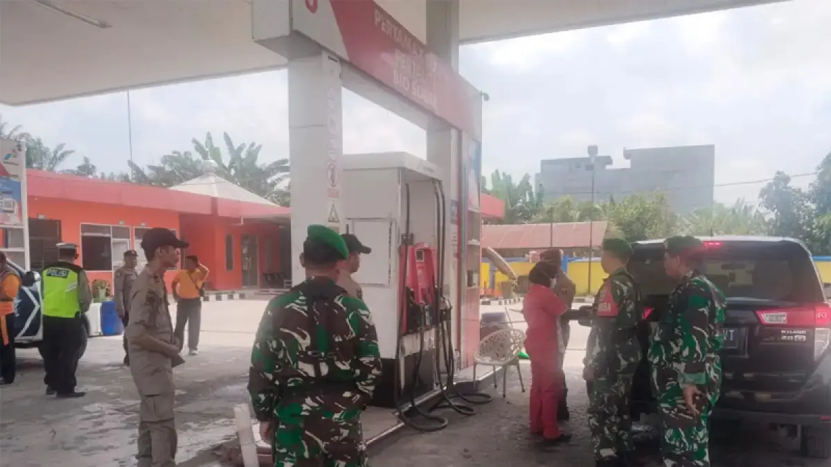 Koramil 01/Aek Kanopan bersama Polsek Kualuh Hulu dan Satpol PP Labura patroli dan monitoring di SPBU Aek Kanopan.