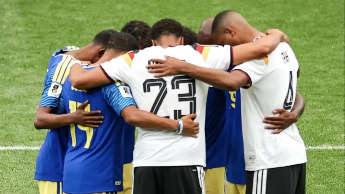 Momen menyentuh hati terjadi usai pertandingan Jerman kontra Curacao di Piala Dunia 2026. Beberapa pemain kedua tim berdoa bersama di lapangan.