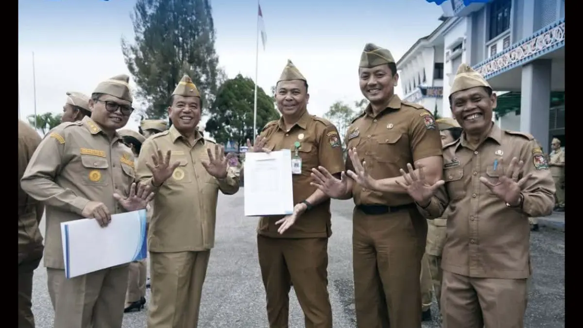 Bupati Karo Antonius Ginting menyerahkan secara simbolis SPPT dan DHKP Pajak Bumi dan Bangunan (PBB) Tahun 2026 kepada seluruh camat se-Kabupaten Karo usai memimpin apel gabungan ASN di halaman Kantor Bupati Karo, Senin (15/6/2026).