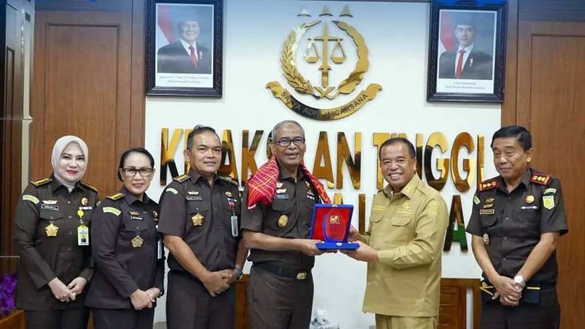 Bupati Karo Brigjen Pol (Purn) Dr. dr. Antonius Ginting, Sp.OG, M.Kes, menyerahkan plakat kepada Kepala Kejaksaan Tinggi Sumatera Utara Muhibuddin saat kunjungan kerja di Kantor Kejati Sumut, Medan.