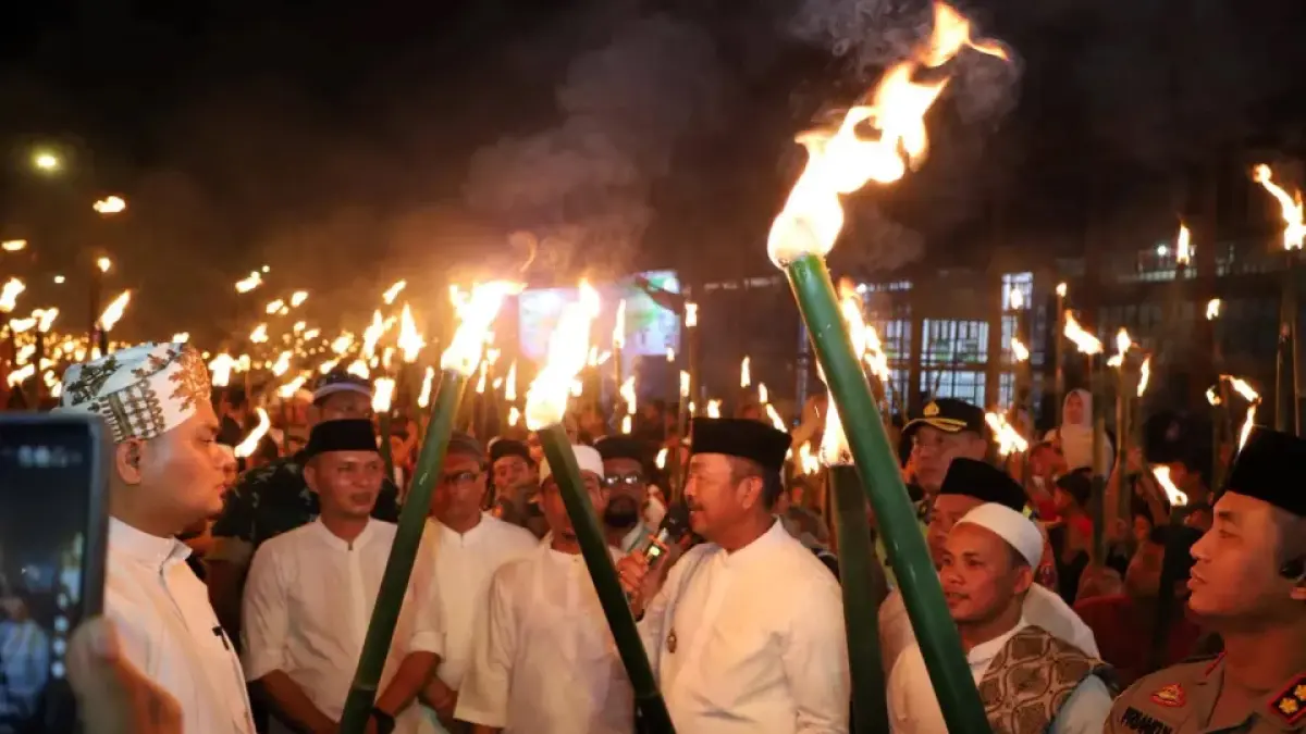  Bupati Mandailing Natal H. Saipullah Nasution melepas ribuan peserta pawai obor dalam rangka menyambut Tahun Baru Islam 1 Muharram 1448 Hijriah di Kota Panyabungan. 