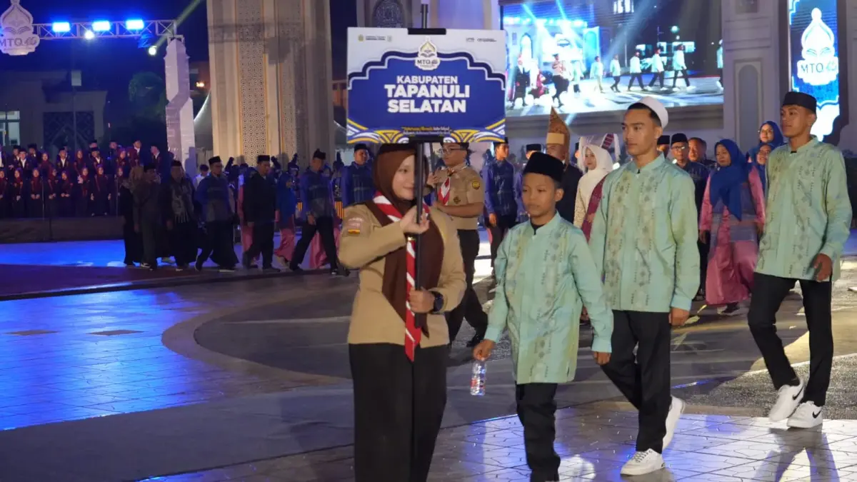 Bupati Tapanuli Selatan H. Gus Irawan Pasaribu mendampingi kafilah MTQ asal Tapanuli Selatan pada pembukaan MTQ ke-40 Tingkat Provinsi Sumatera Utara di Lapangan Astaka Pancing, Deliserdang, Senin (15/6/2026) malam.