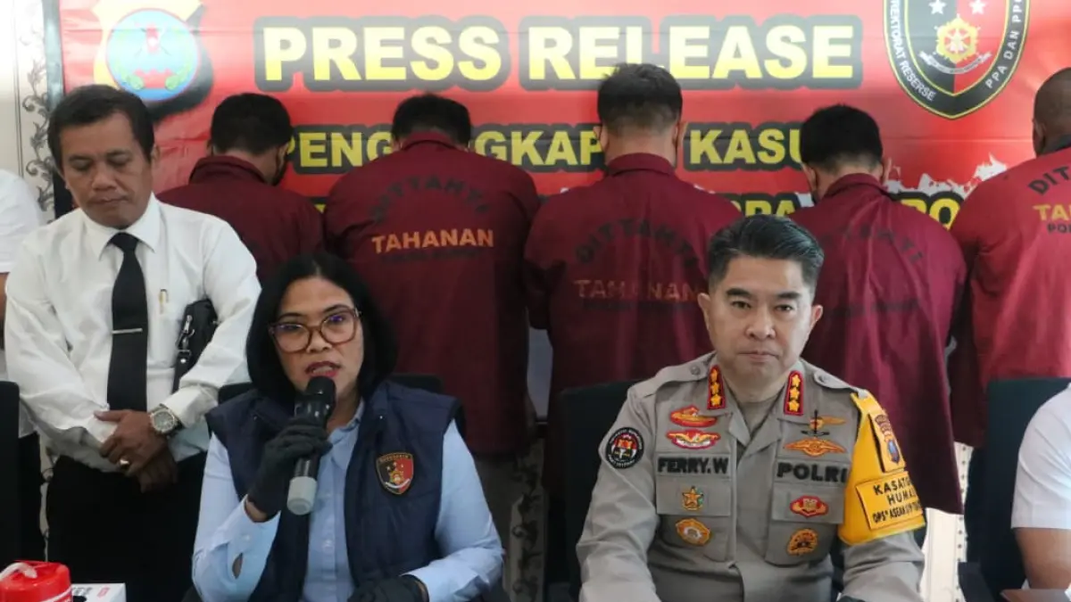 Direktur Reserse PPAPPO Polda Sumut Kombes Pol Kristinattara Wahyuningrum menunjukkan barang bukti kasus penyelundupan calon pekerja migran Indonesia nonprosedural ke Malaysia.