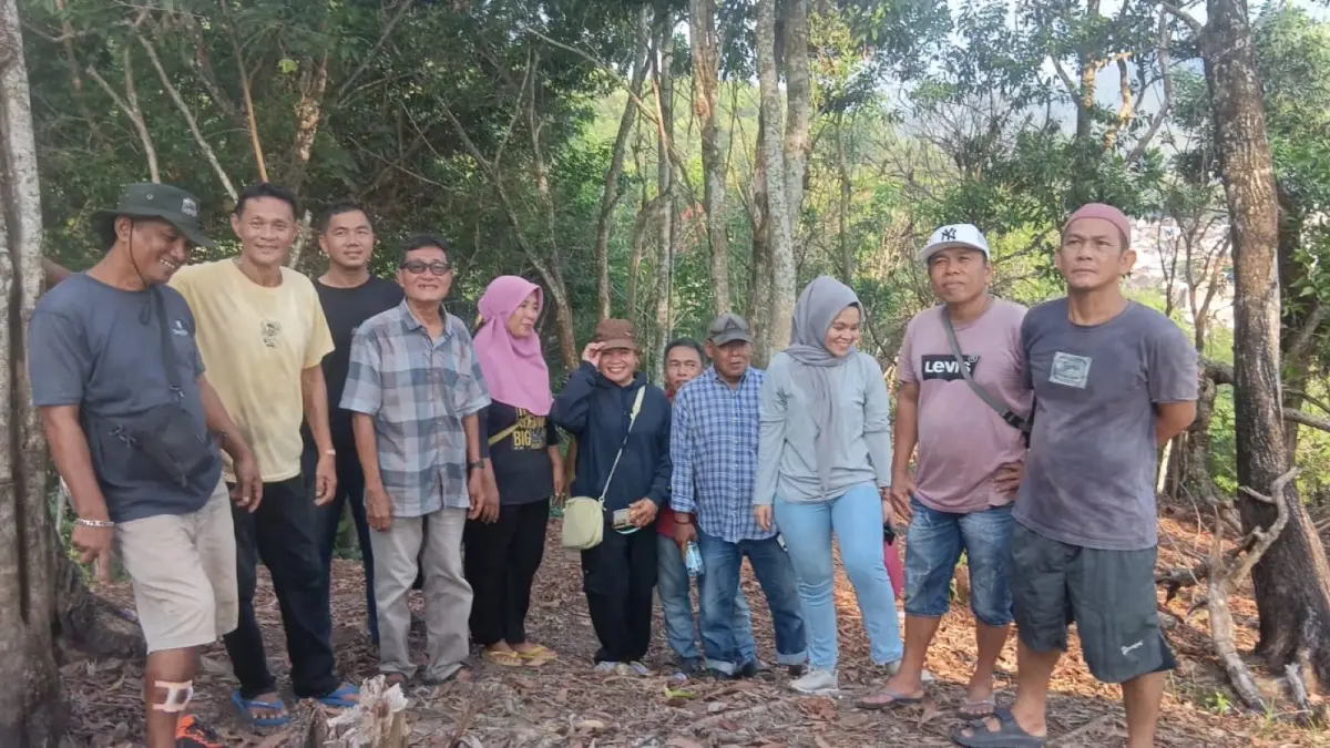 Edy Irawan (3 darinkiri depan) mewakili pemilik lahan di perbukitan Pancuran Gerobak Sibolga dan warga usai melakukan penanaman pohon cemara, Sabtu (13/6).
