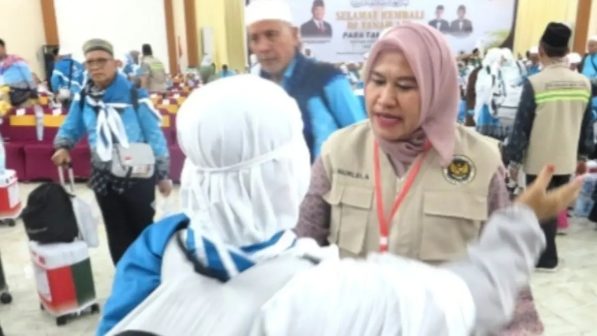 Kakanwil Kementerian Haji dan Umrah Sumatera Utara Zulkifli Sitorus menyambut kedatangan jemaah haji Kloter 10 Debarkasi Medan di Aula Madinatul Hujjaj Asrama Haji Medan.