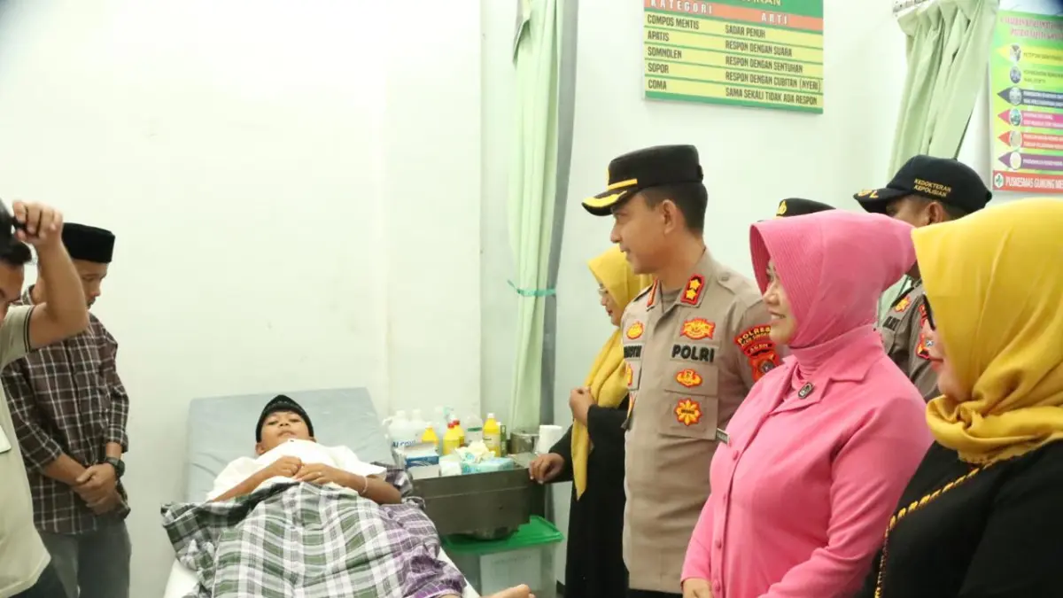 Kapolres Aceh Singkil AKBP Joko Triyono didampingi Ketua Bhayangkari Cabang Aceh Singkil Ny. Heni Joko Triyono meninjau persiapan peserta khitan massal di Puskesmas Gunung Meriah, Kabupaten Aceh Singkil, Jumat (12/6/2026).