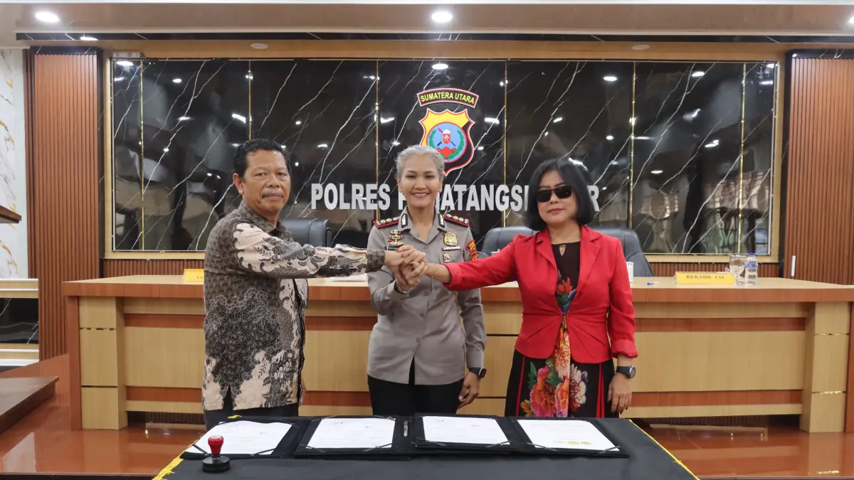 Kapolres Pematangsiantar AKBP Sah Udur Togi Marito Sitinjak dan Rektor Universitas Simalungun Sarintan Efratani Damanik menandatangani Memorandum of Understanding (MoU) di Aula Widya Satya Brata Polres Pematangsiantar, Senin (15/6/2026).