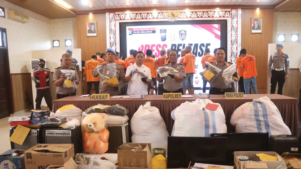 Kapolres Simalungun AKBP Marganda Aritonang didampingi jajaran saat memimpin press release pengungkapan 43 kasus tindak pidana 3C dan perdagangan satwa dilindungi di Aula Polres Simalungun, Senin (15/6/2026).