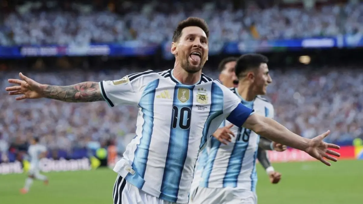 Messi mencetak 3 gol ke gawang Aljazair.